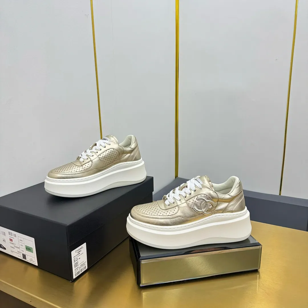 👟👟Ex-factory price 600👟👟 Upgraded version, upgraded version, upgraded version! No rebuttal accepted! ! ! ! Chanel Chanel panda shoes! 2025 counter's top casual sports shoes. This classic design; the upper is electro-embroidered with a variety of techniques; the outsole is fashionable and sporty; the unusual inclusion of a variety of color matching elements... The diversified mix and match is very good-looking and versatile, and can be used for leisure, fashion, sports, and outdoor... ꫛꫀꪝ Go➫ Materials: ❶Upper made of: original imported first-layer silk cowhide + original waterproof cloth + original first-layer cowhide ❷Inner lining: Original Yangli+Net ❸Outsole based on: Original TPU combination outsole Counter boutique packaging complete set for women 35–41 👉 👉